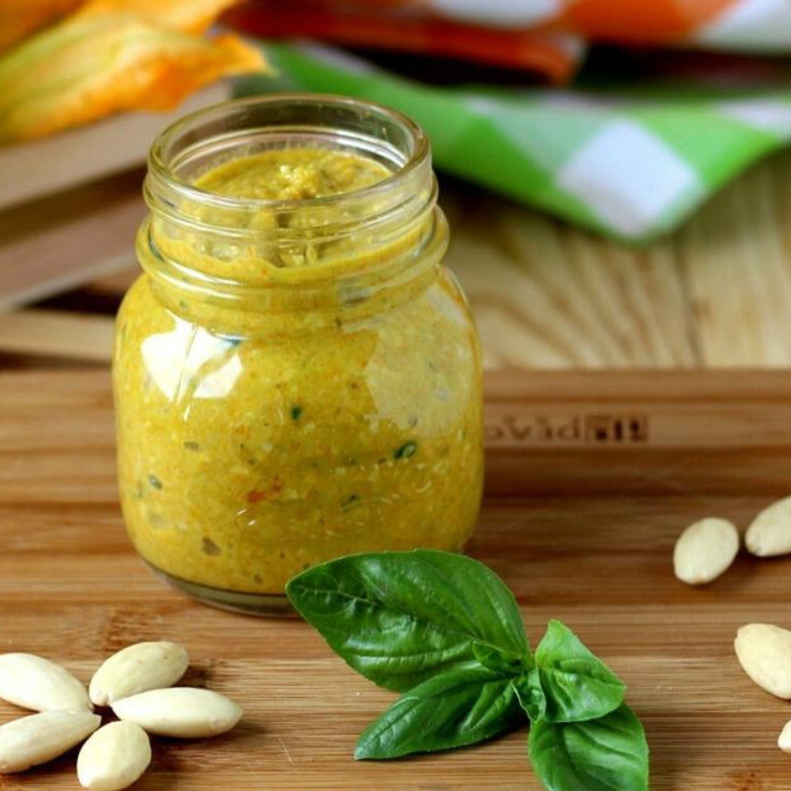 Pesto ai fiori di zucca e mandorle