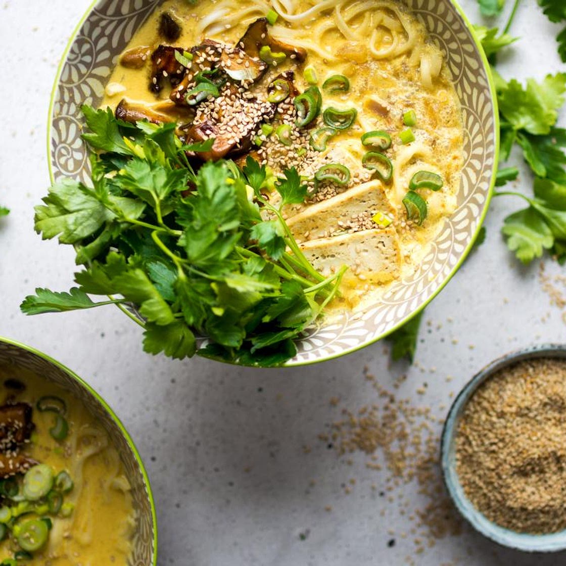Ramen coco-curry aux champignons marinés