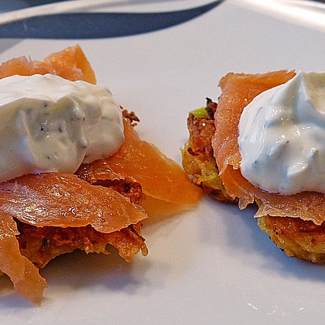 Kartoffel - Lauch - Puffer mit Kräuterquark und Lachs