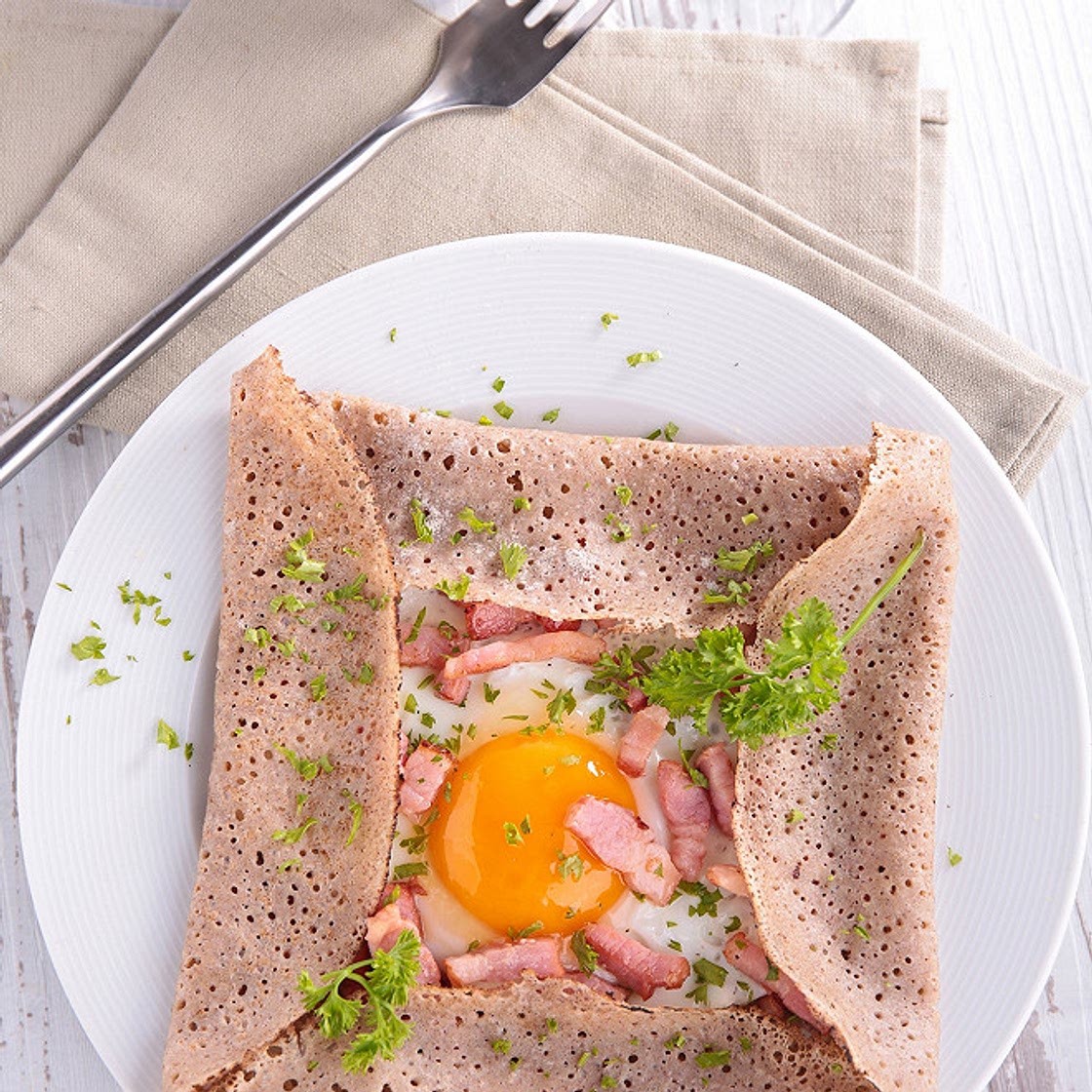 Galette complète oeuf, jambon et comté