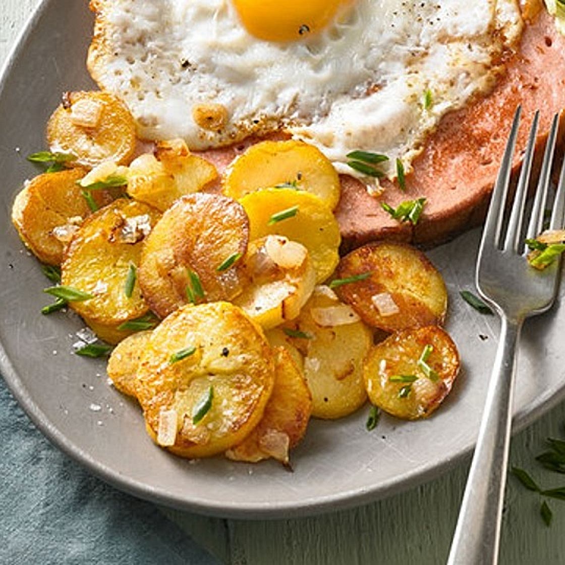 Leberkäse mit Bratkartoffeln und Spiegelei