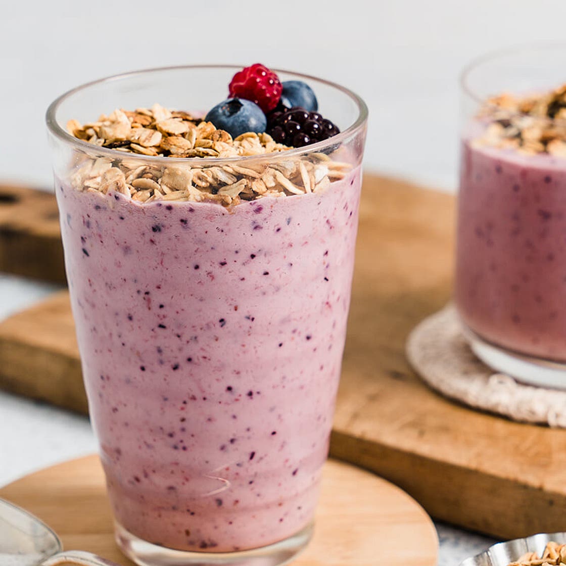 Yoghurt, mixed berry & granola smoothie