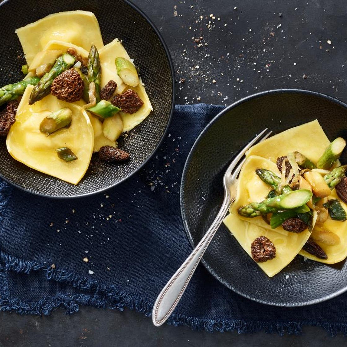Ravioli mit Spargelragout