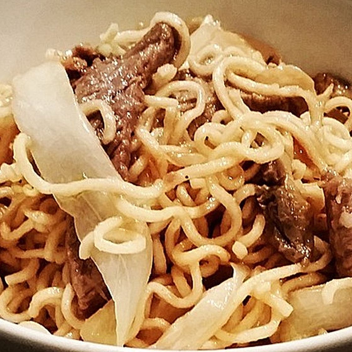 Gebratene Nudeln mit Rind aus dem Wok