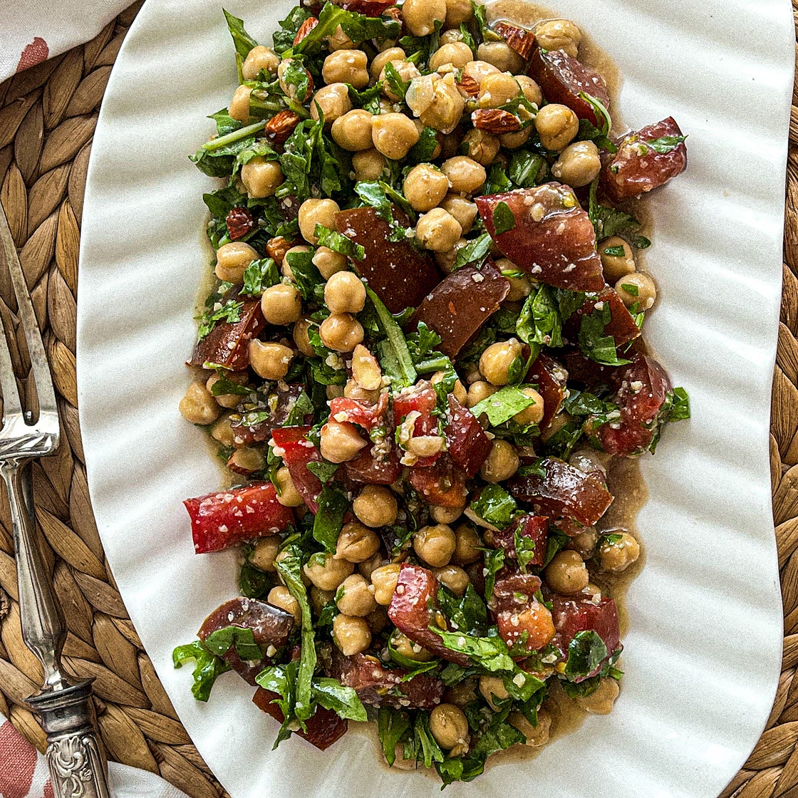 Mediterranean chickpea salad with arugula, tomatoes and lime dressing