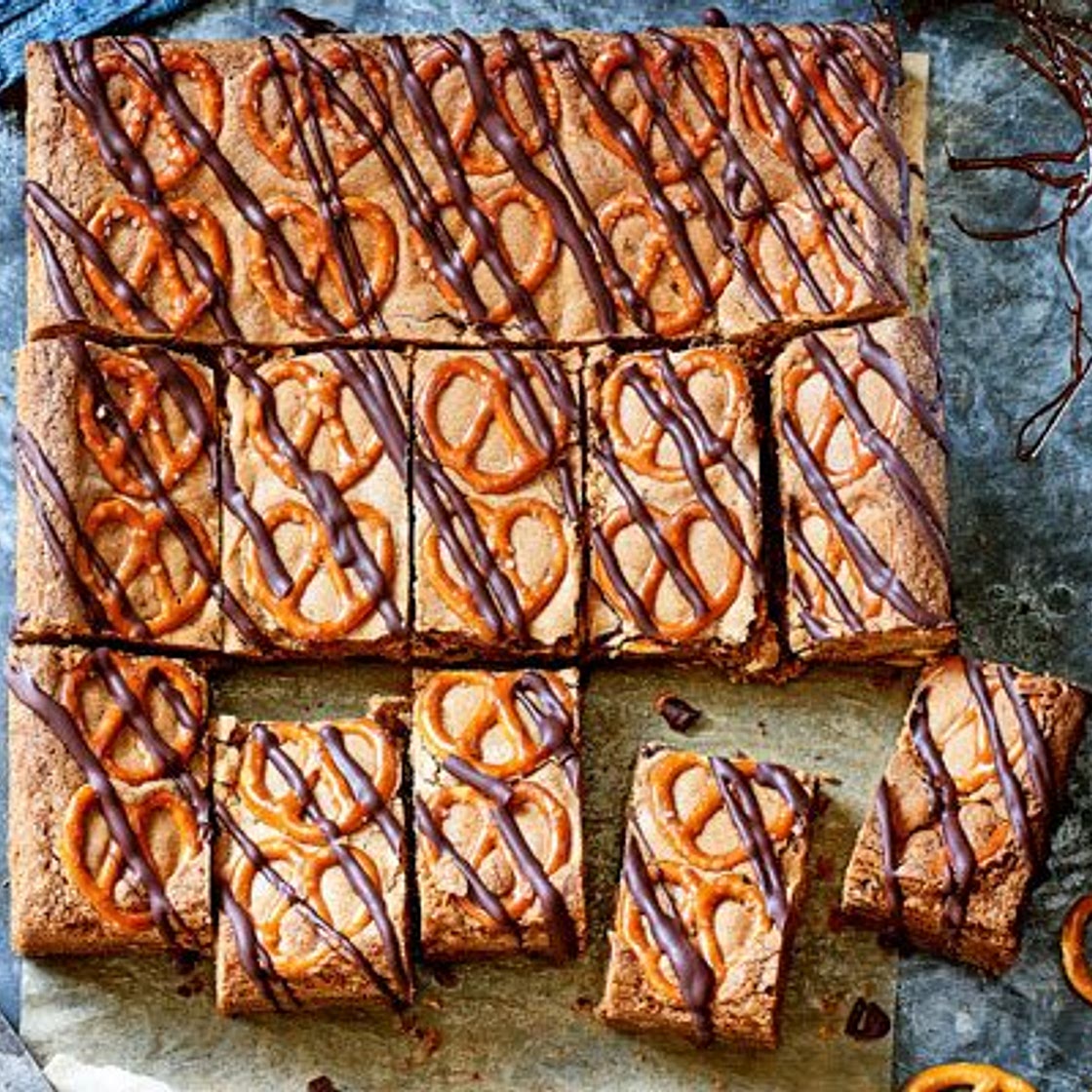 Chocolate, peanut butter & pretzel cookie bars