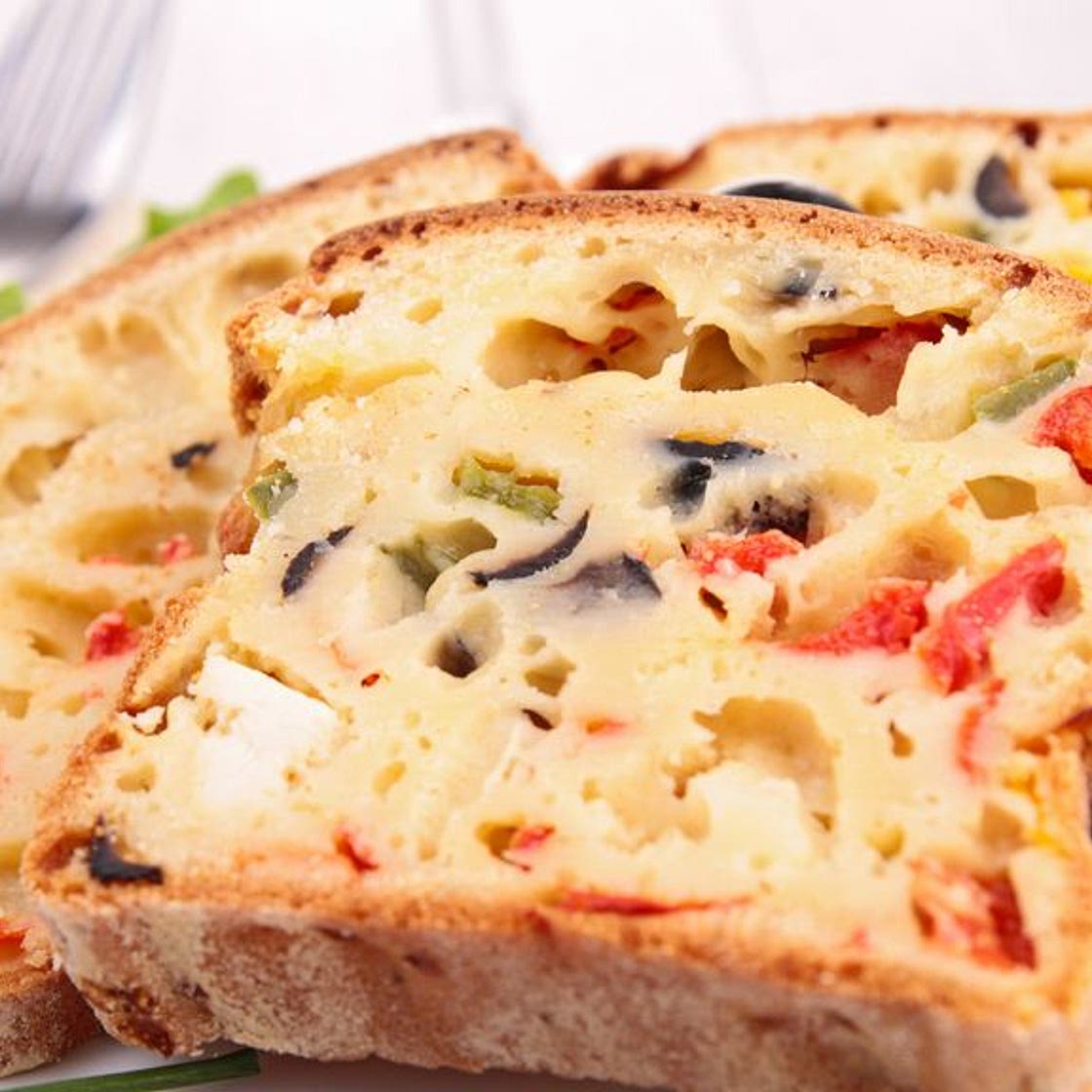 Cake chèvre, tomates séchées et basilic