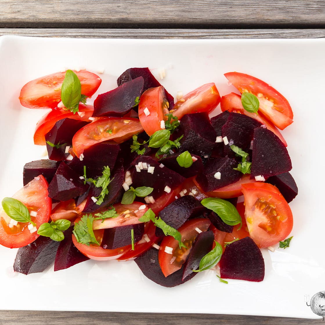 Ensalada de remolacha cocida y tomate