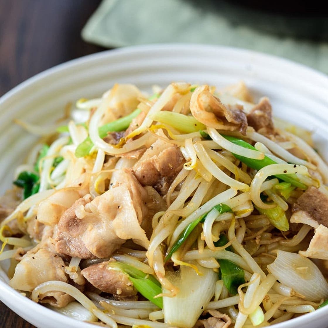 Samgyupsal sukju bokkeum (Stir-fried pork belly and bean sprouts)