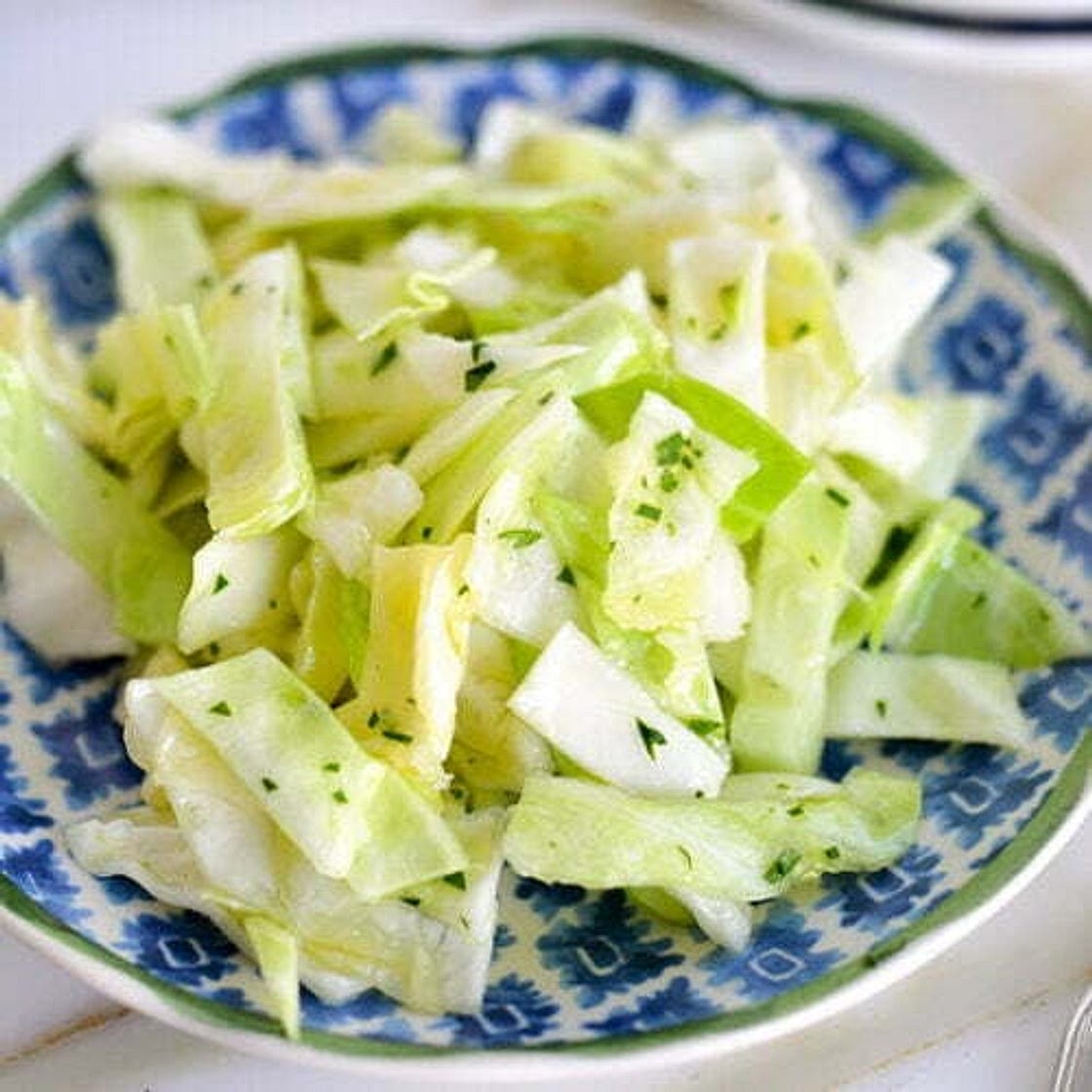 Easy Cabbage Salad with Garlic and Lemon