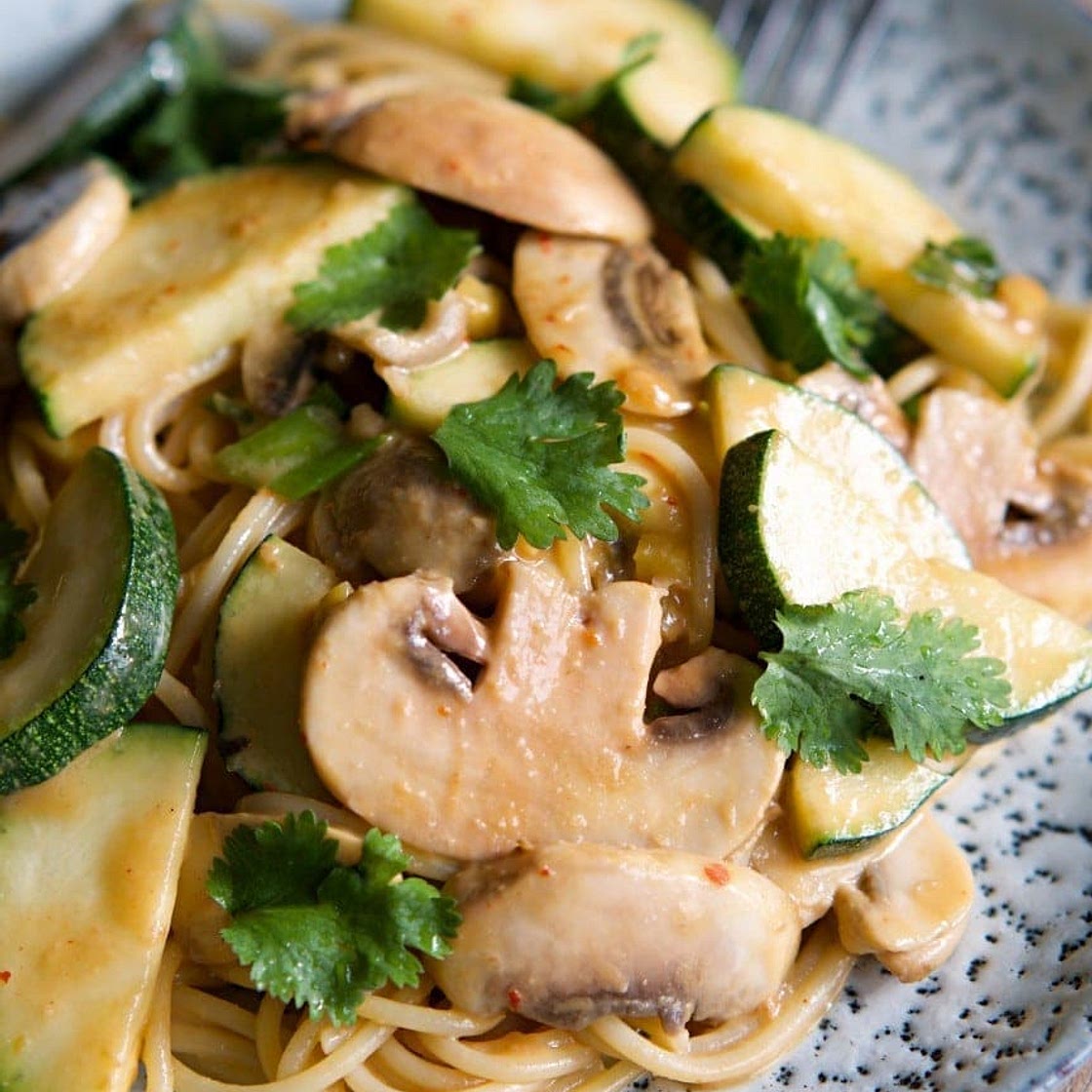 Asiatische Erdnuss-Nudeln mit Zucchini und Champignons