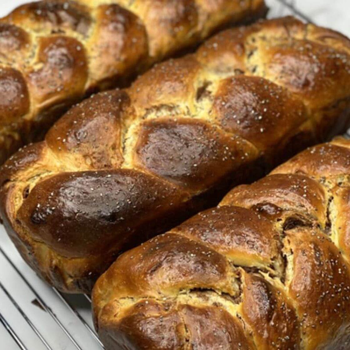 Walnut Roll (Cozonac cu nuca si stafide)