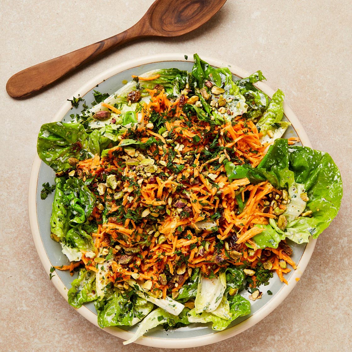 Green salad with grated carrot and pistachio