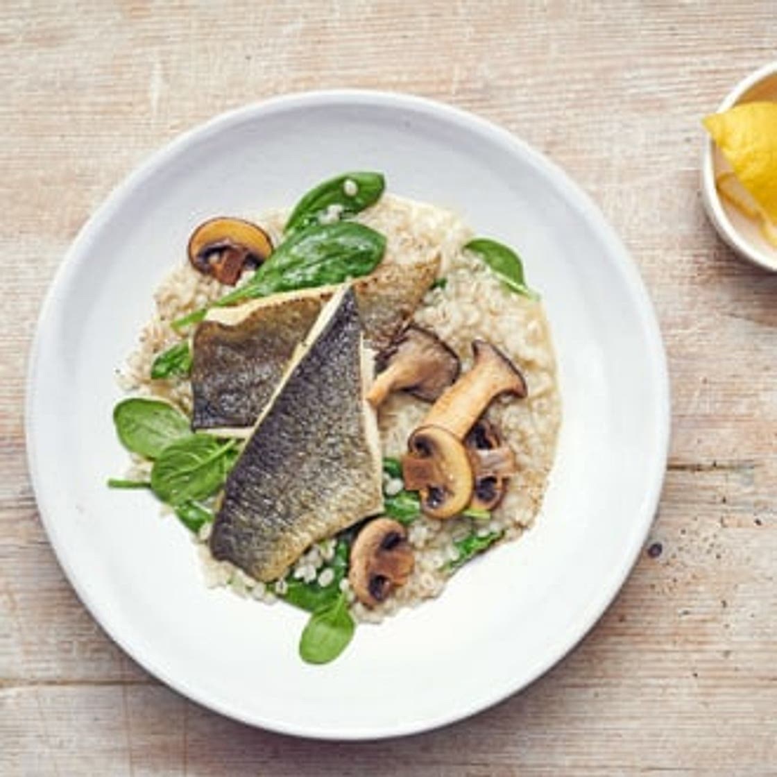 Gerste mit Pilzen und Forelle