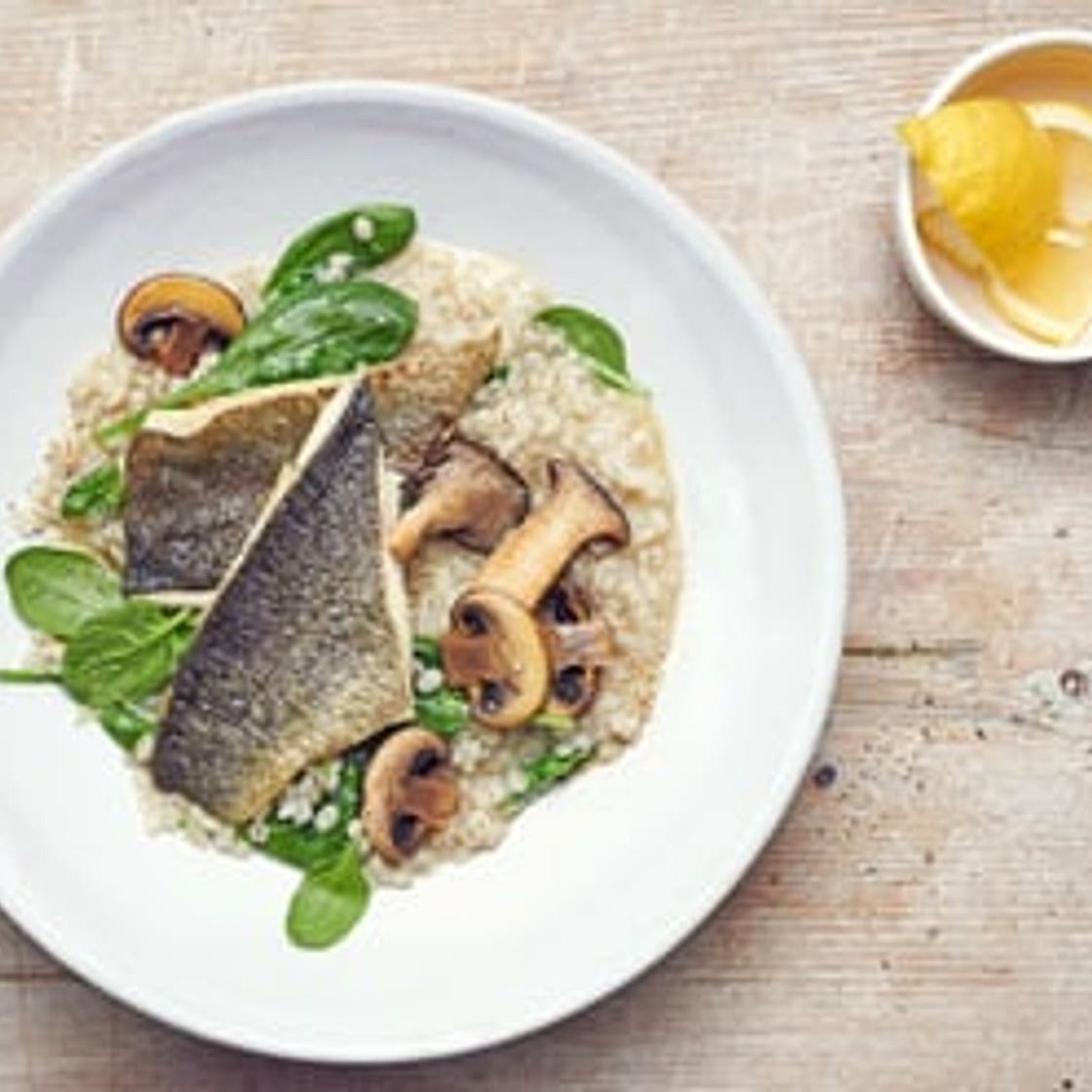 Gerste mit Pilzen und Forelle