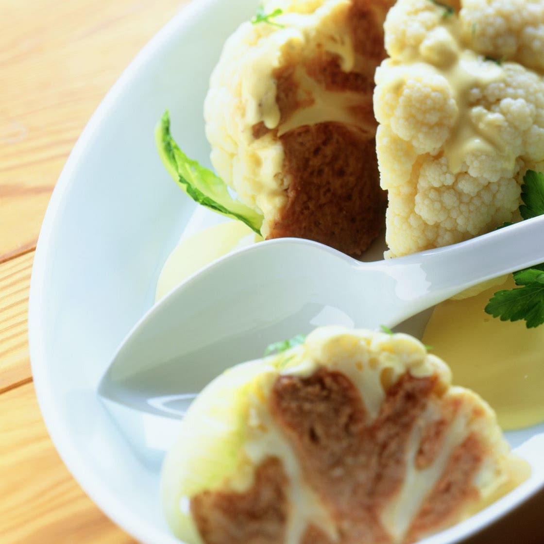 Gefüllter Blumenkohl mit Holländischer Sauce