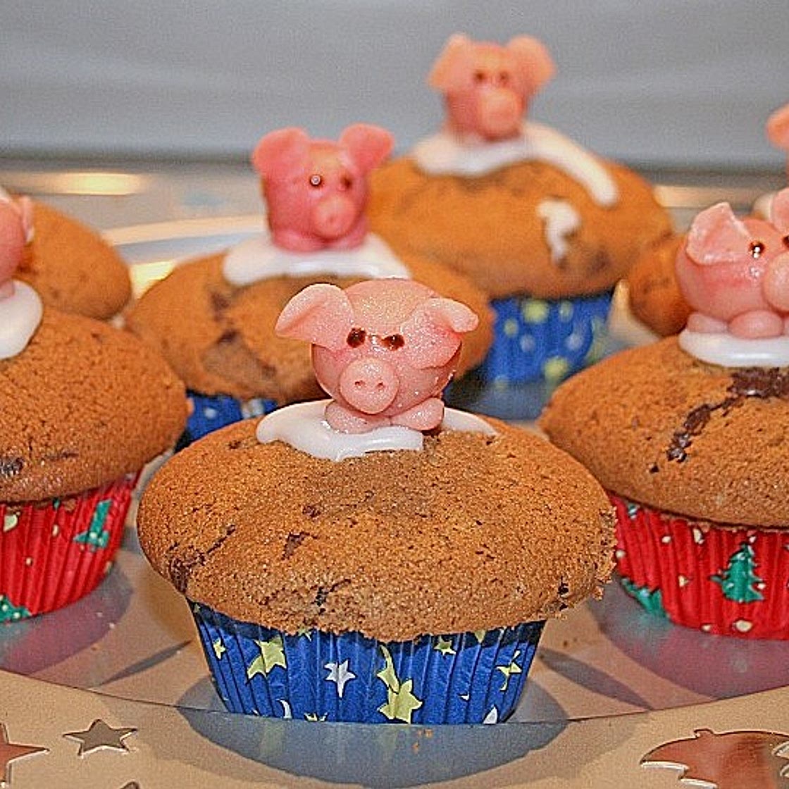 Marmorierte Muffins mit Marzipanschwein
