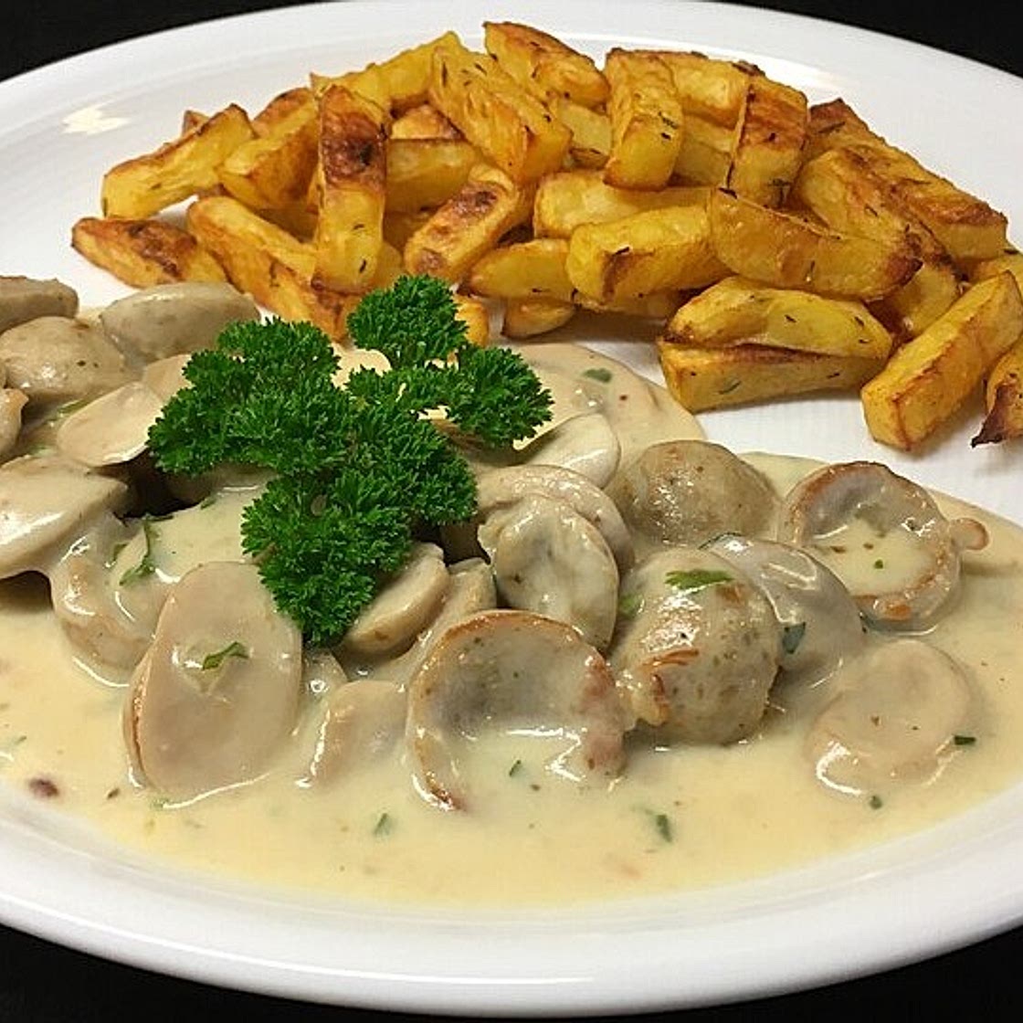 Sahnesauce mit Bratwurst und Champignons