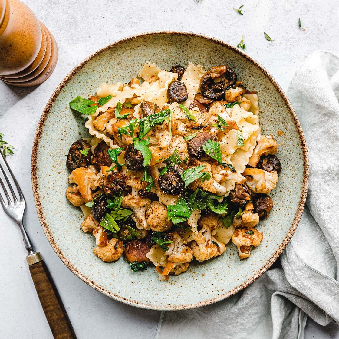 Einfache Blumenkohl-Champignonpfanne mit Mafaldine