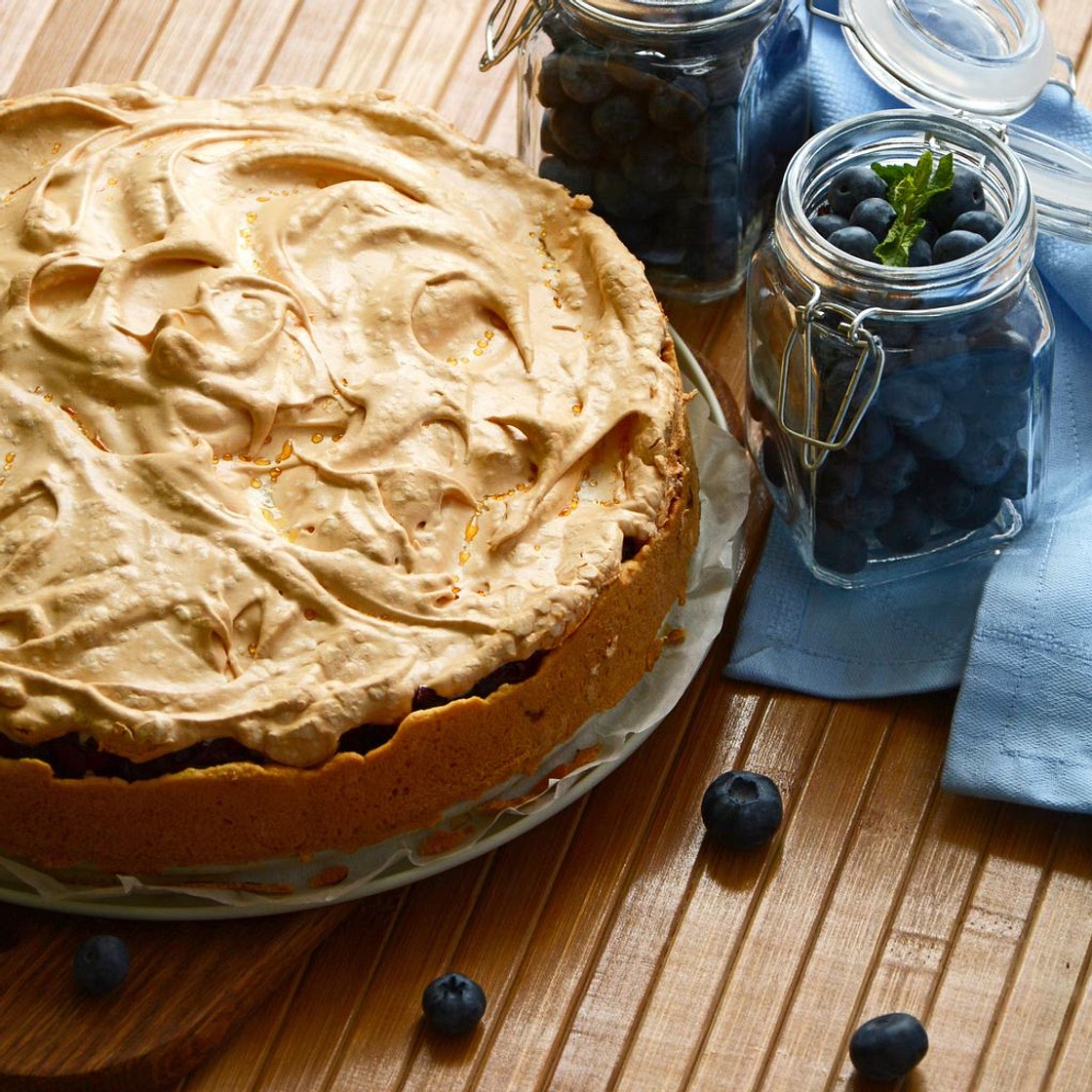 Tarte aux myrtilles et à la rhubarbe meringuée