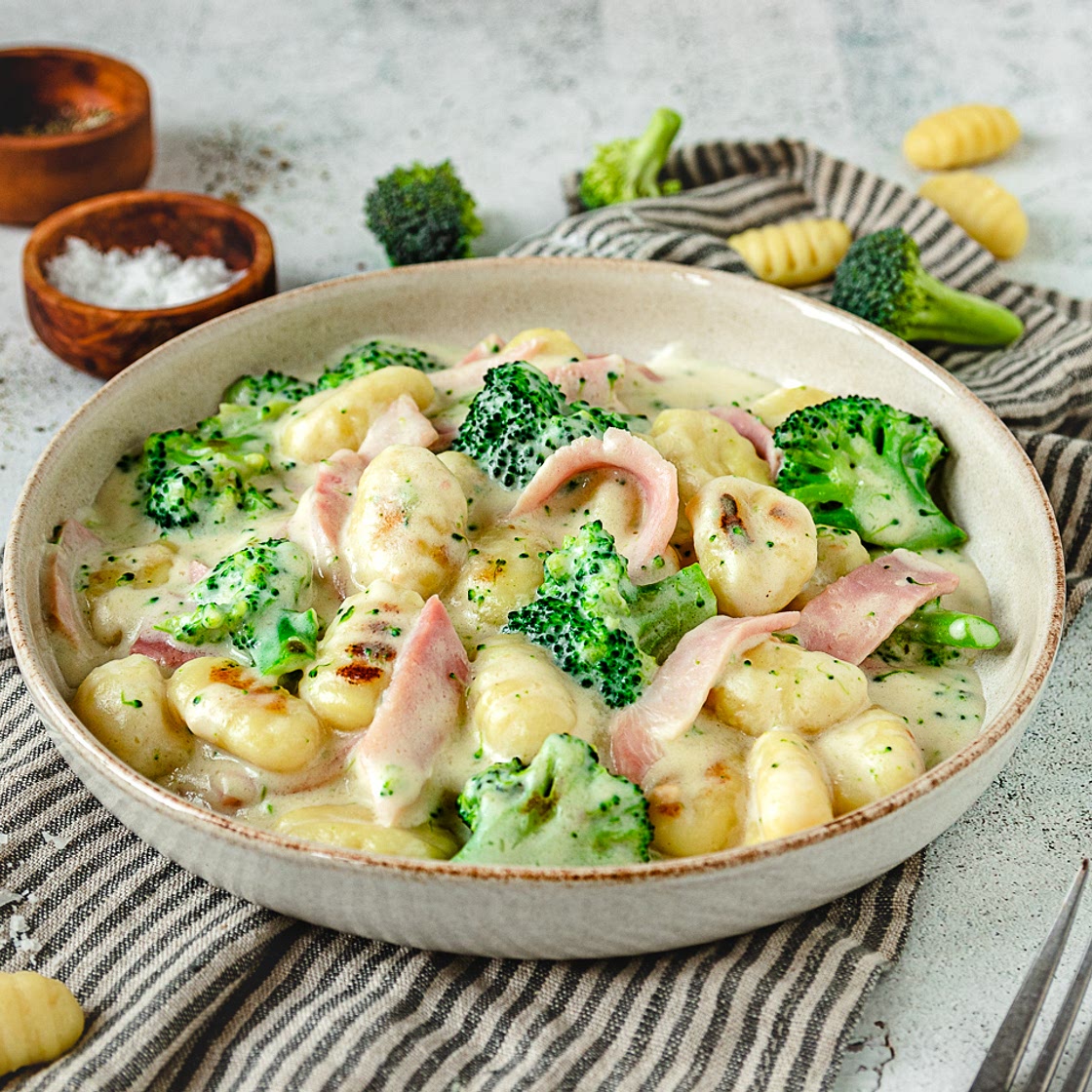 Gnocchi mit Brokkoli und Schinken in cremiger Käsesauce
