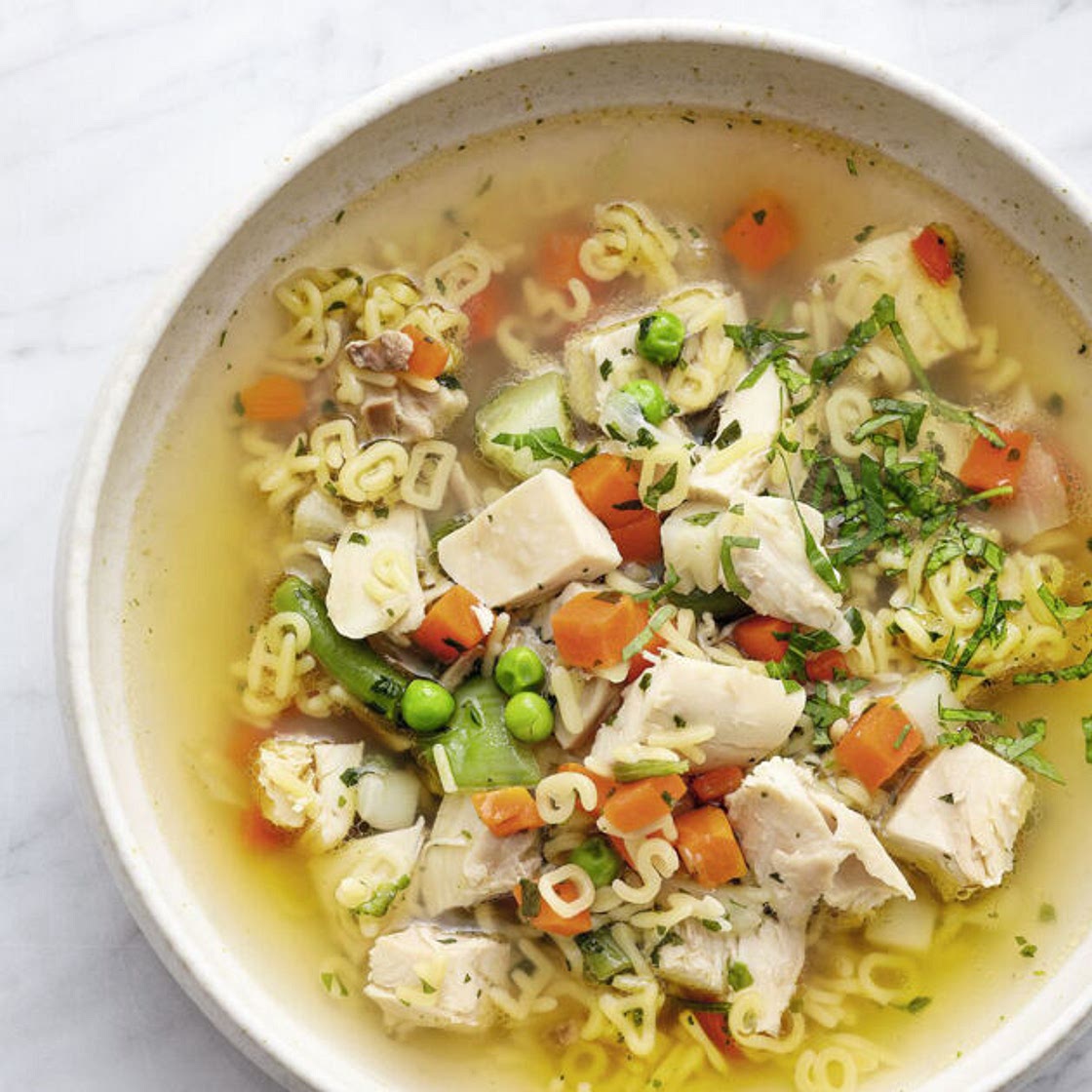 Omas Hühnersuppe mit Nudeln