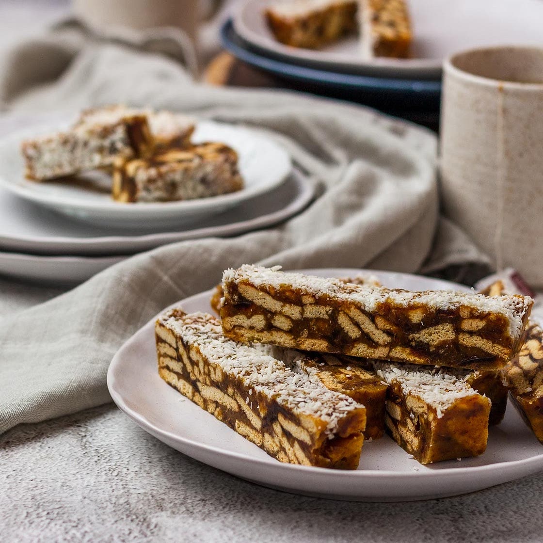 No-Bake Date Slice (Dadelvingers)