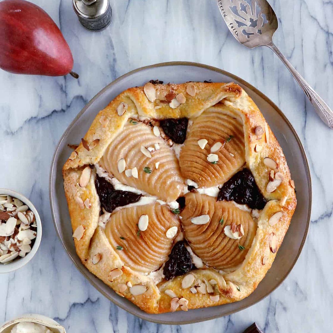 Tarte rustique aux poires, ricotta et chocolat