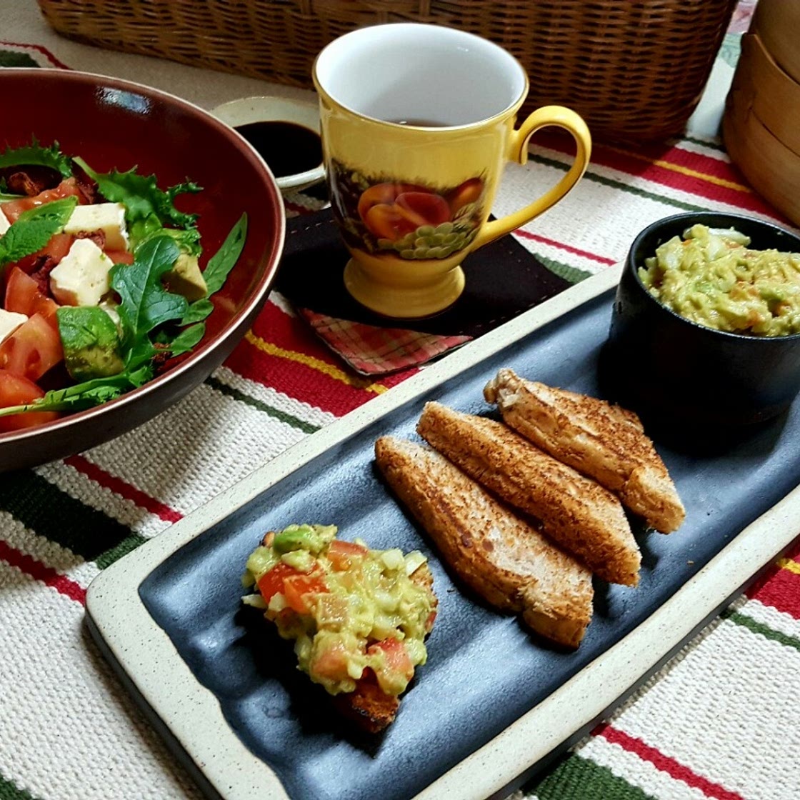 아보카도를 으깨어 토마토 양파에 버무린 슈퍼푸드 과콰몰리 멕시코 요리입니다