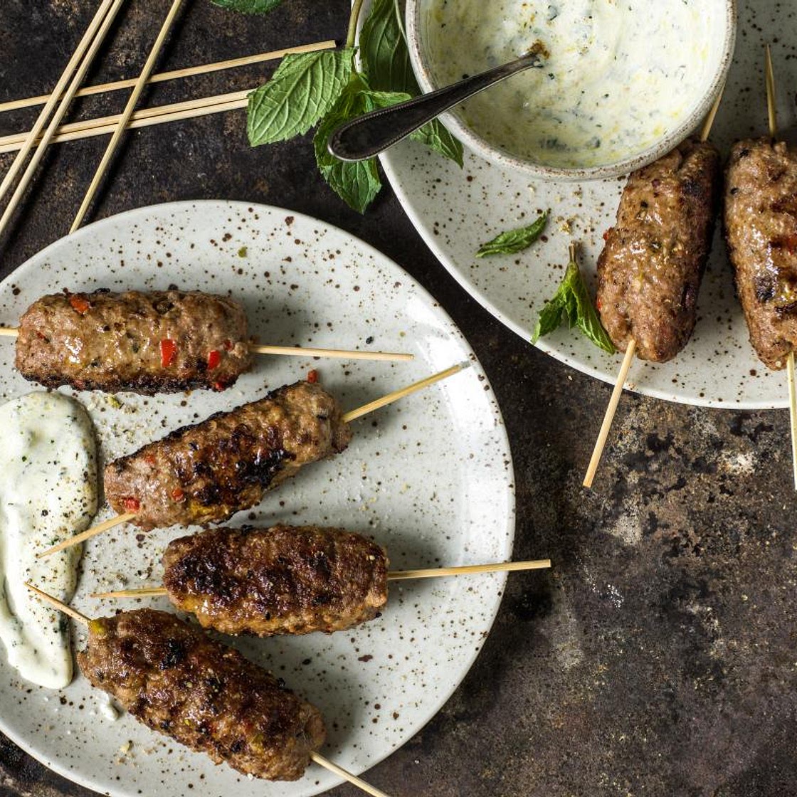 Cevapcici mit Jogurt-Dip