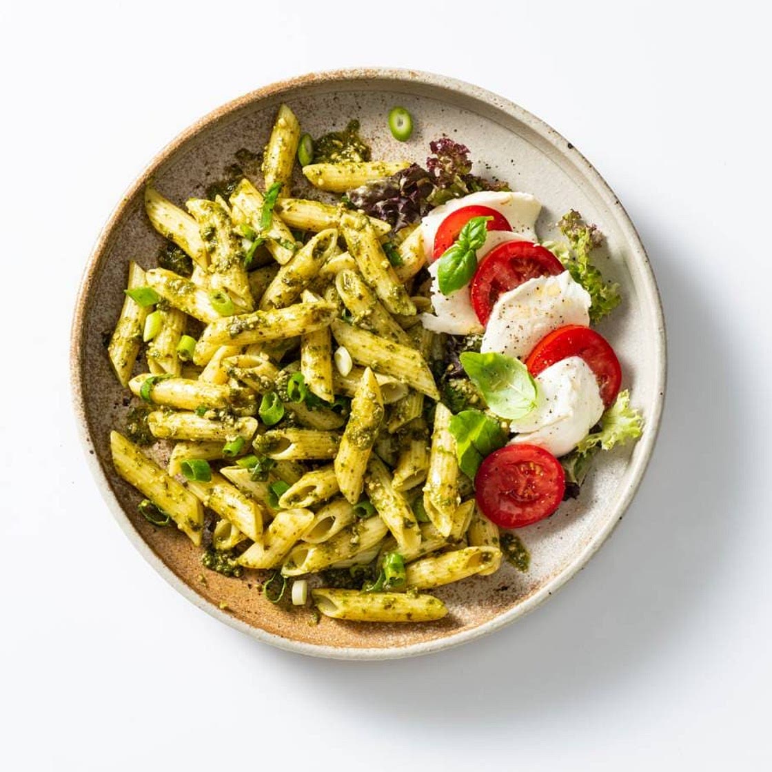 Pasta pesto met tomatensalade