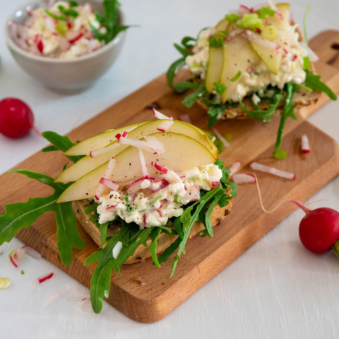 Vollkornbrötchen mit Radieschen-Hüttenkäse und Birne