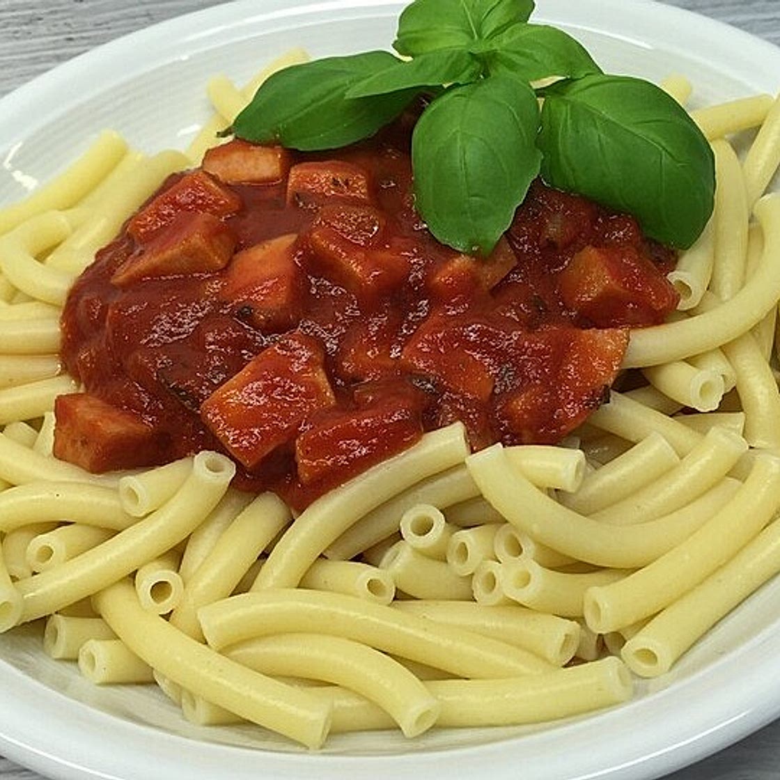 Nudeln mit Tomaten-Fleischwurst-Soße