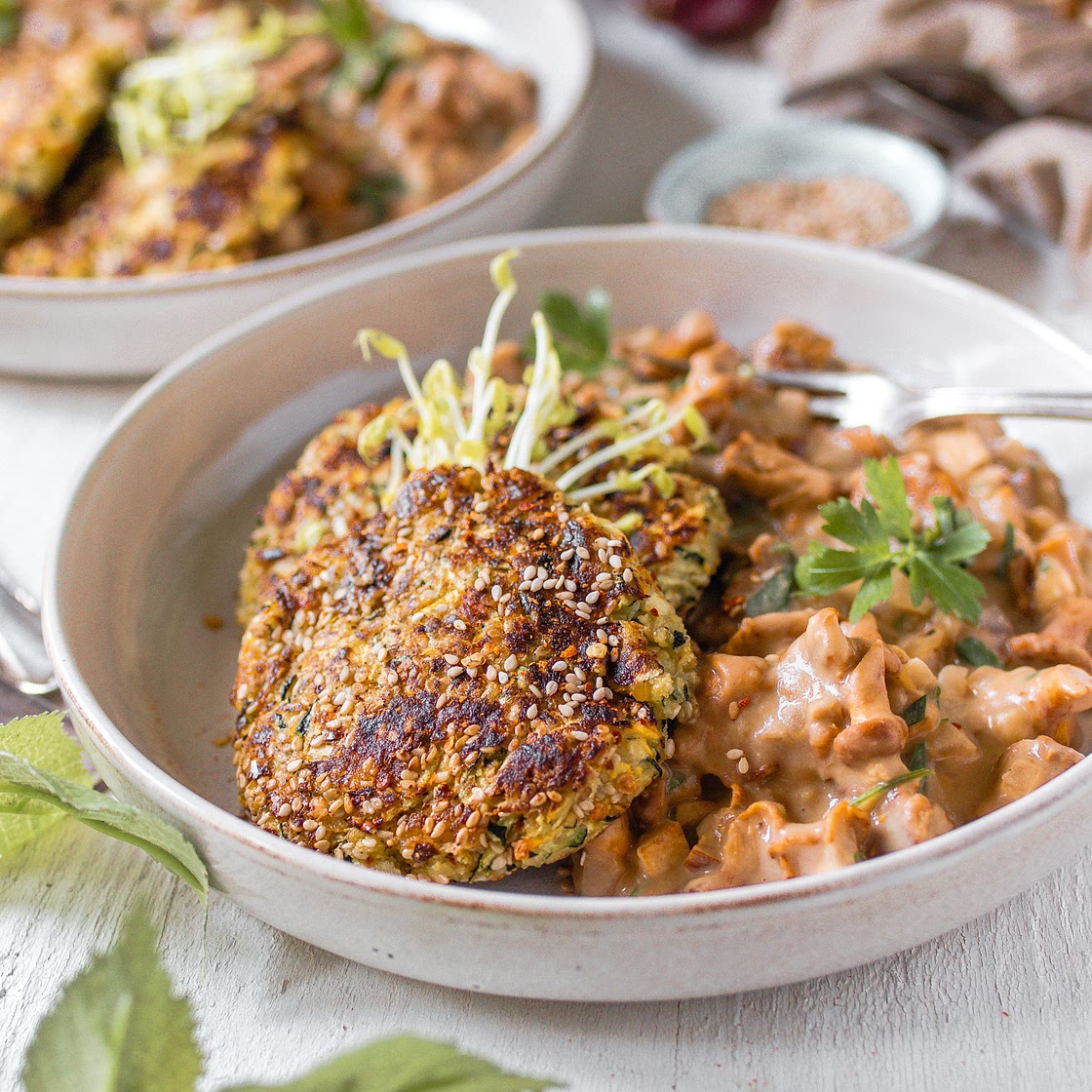 Zucchini-Puffer mit Rahmpfifferlingen