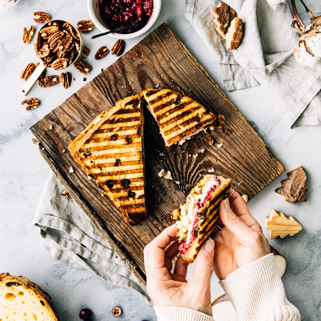 grilled-cheese fancy (panettone, brie, pommes, pacanes & confiture de canneberges maison)
