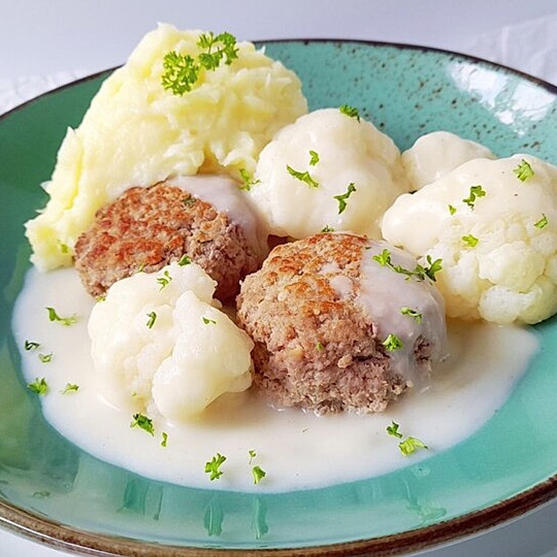 Frikadellen mit Blumenkohl an heller Sauce