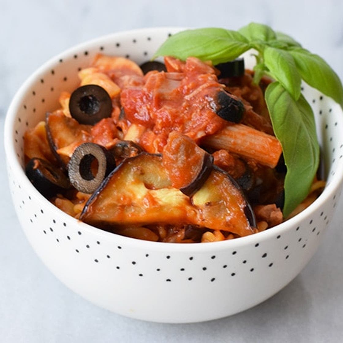 Low FODMAP pasta with tuna, grilled eggplant and black olives