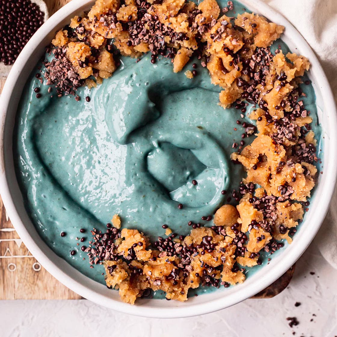 Cookie Monster Smoothie Bowl