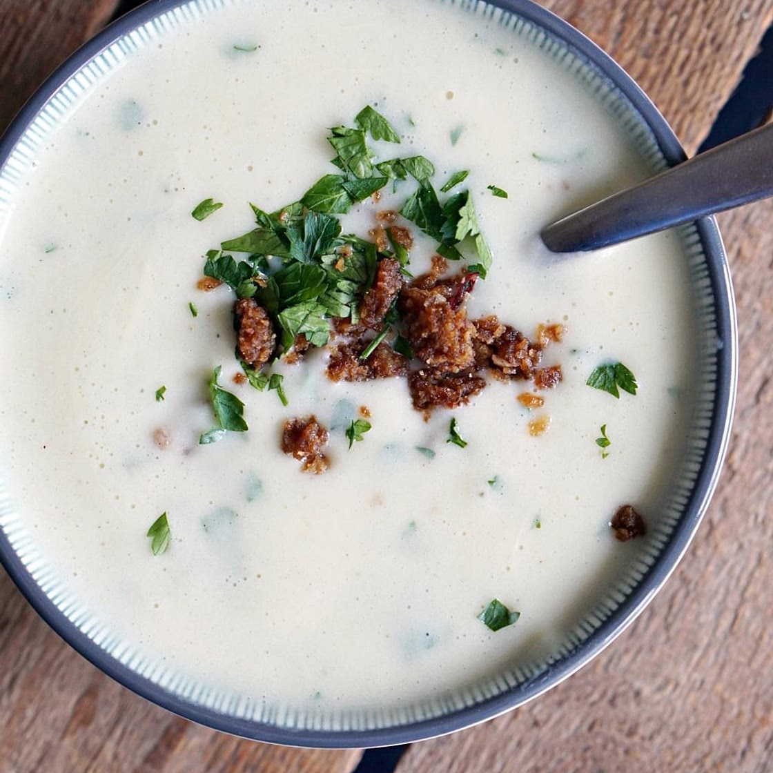Cremige Kohlrabisuppe mit würzigem Sojahack