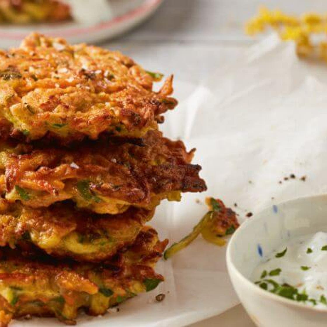 Vegetarische Zucchini-Karotten-Frikadellen mit Petersilien-Joghurt-Dip
