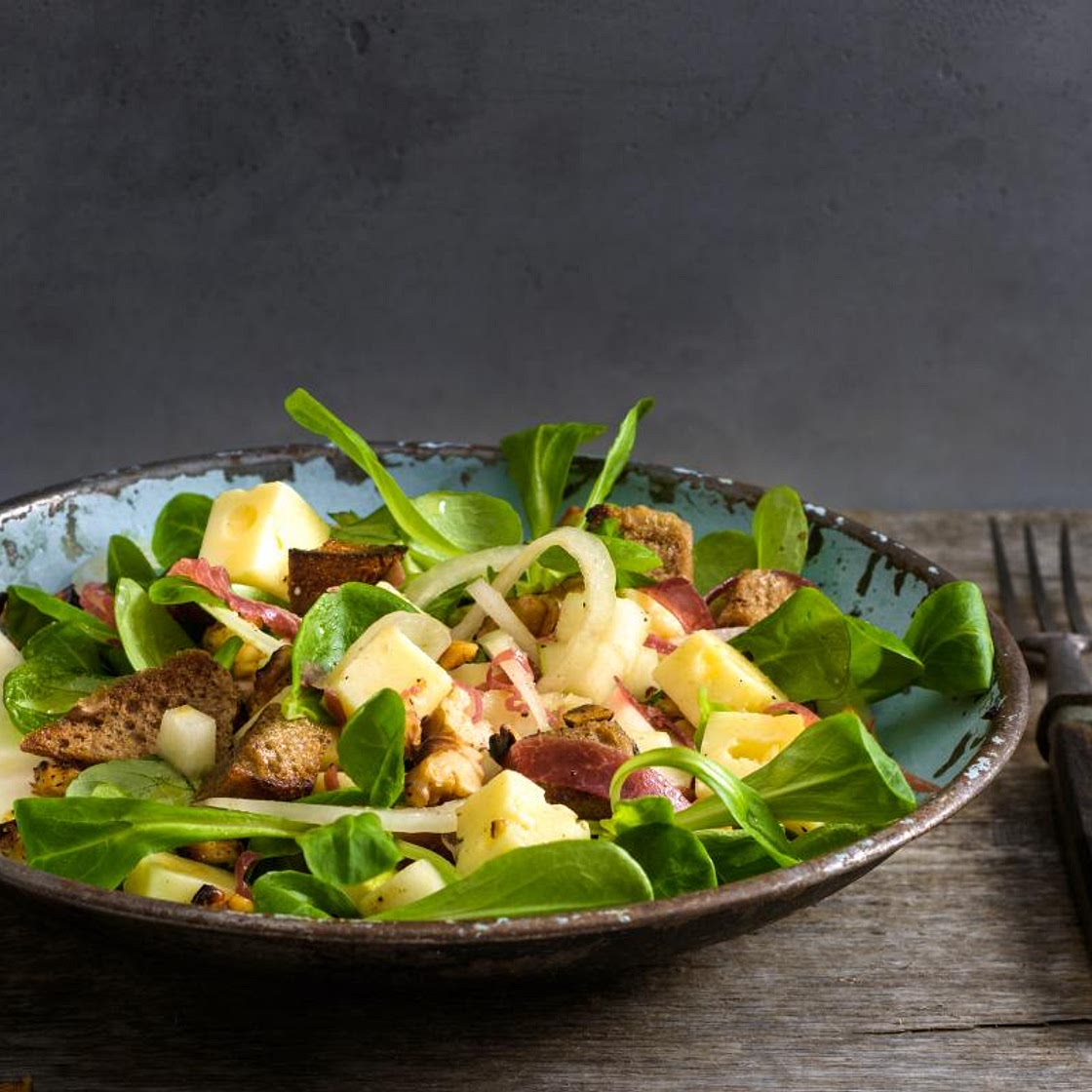 Chäs-Salat mit Walliserbrot