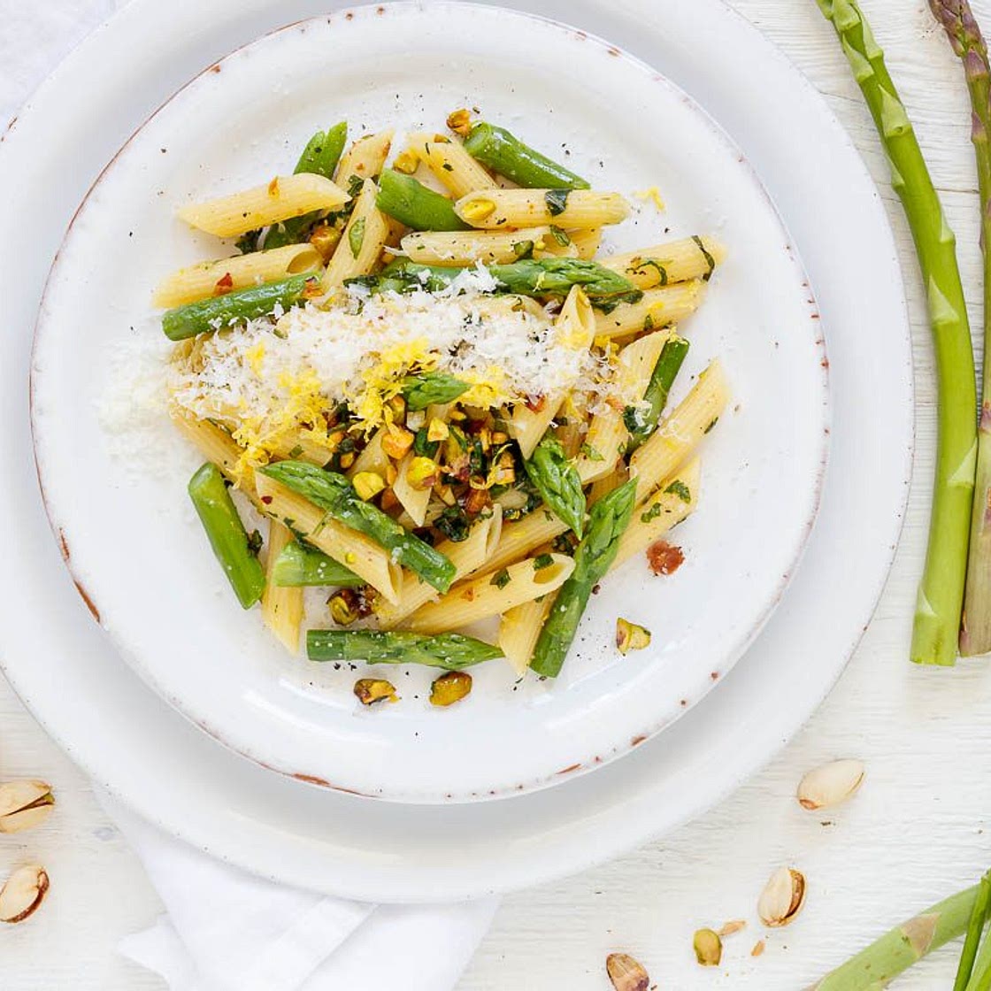 Pasta mit grünem Spargel in Zitronen-Buttersoße