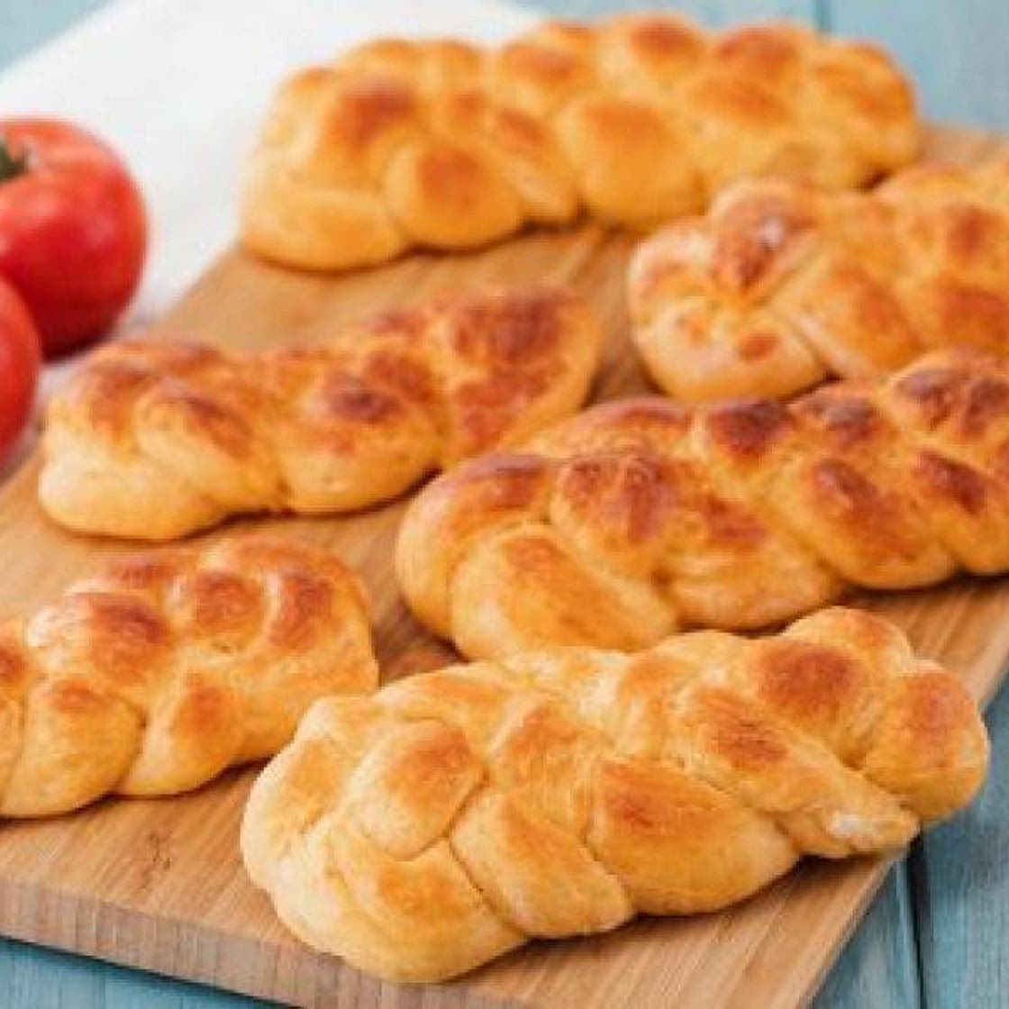 Treccine al pomodoro: la ricetta facile e sfiziosa per arricchire il cestino del pane