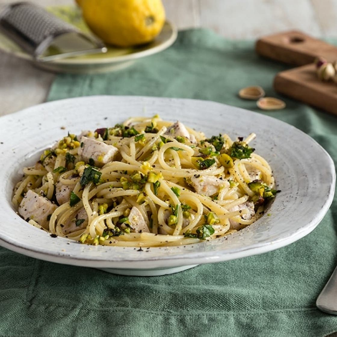 Pasta con pesce spada, pistacchi e scorza di limone