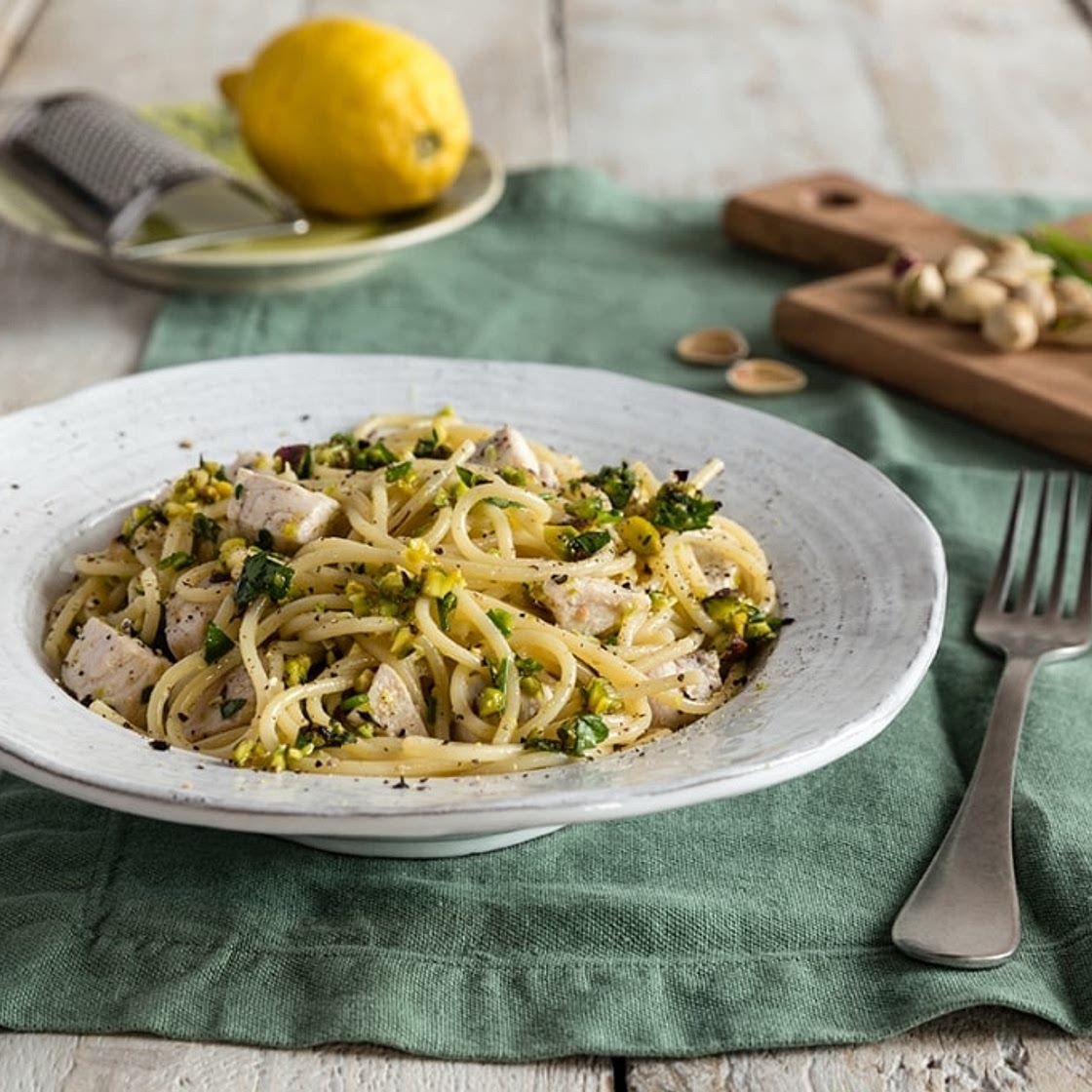 Pasta con pesce spada, pistacchi e scorza di limone