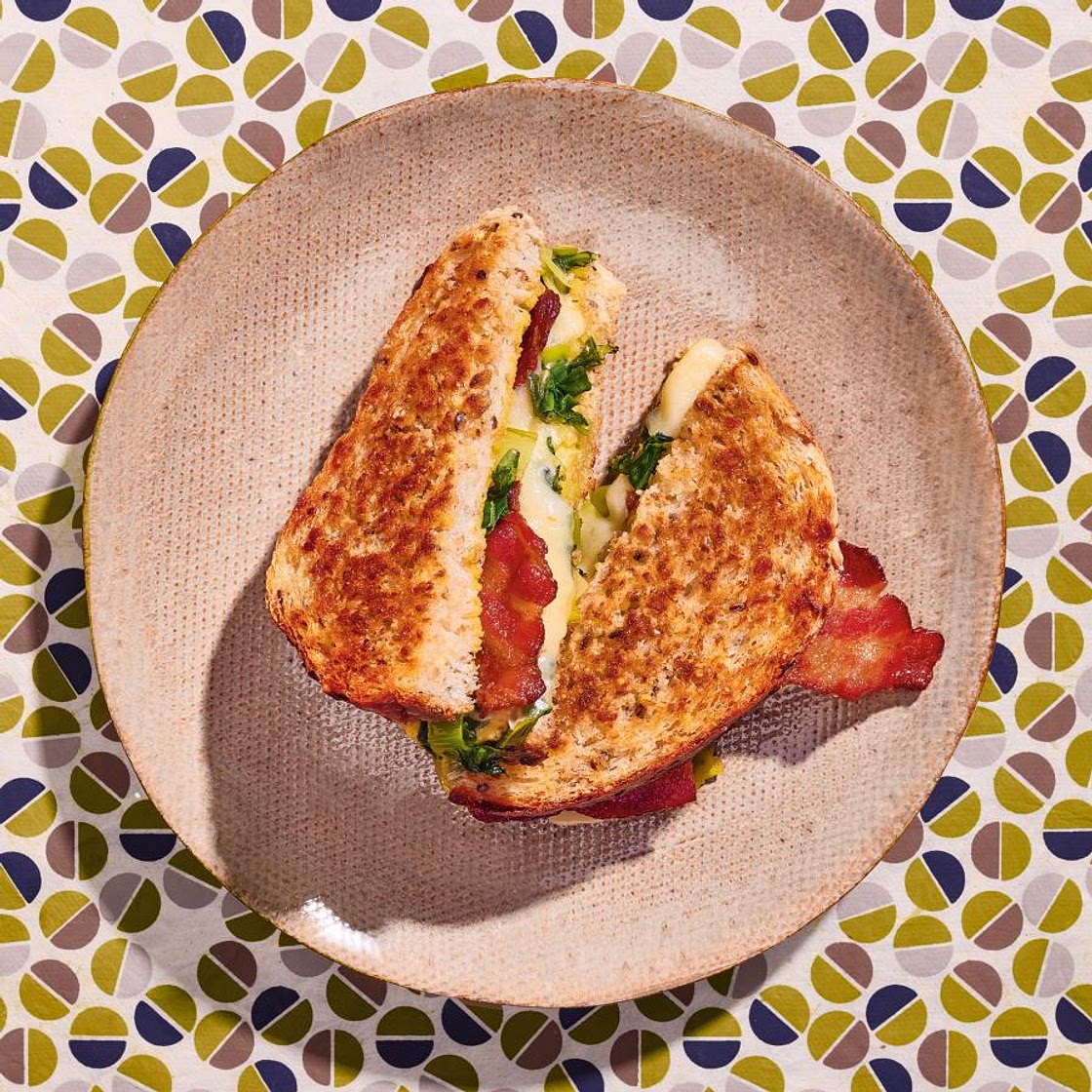 Grilled cheese à la tombée de poireau et au bacon