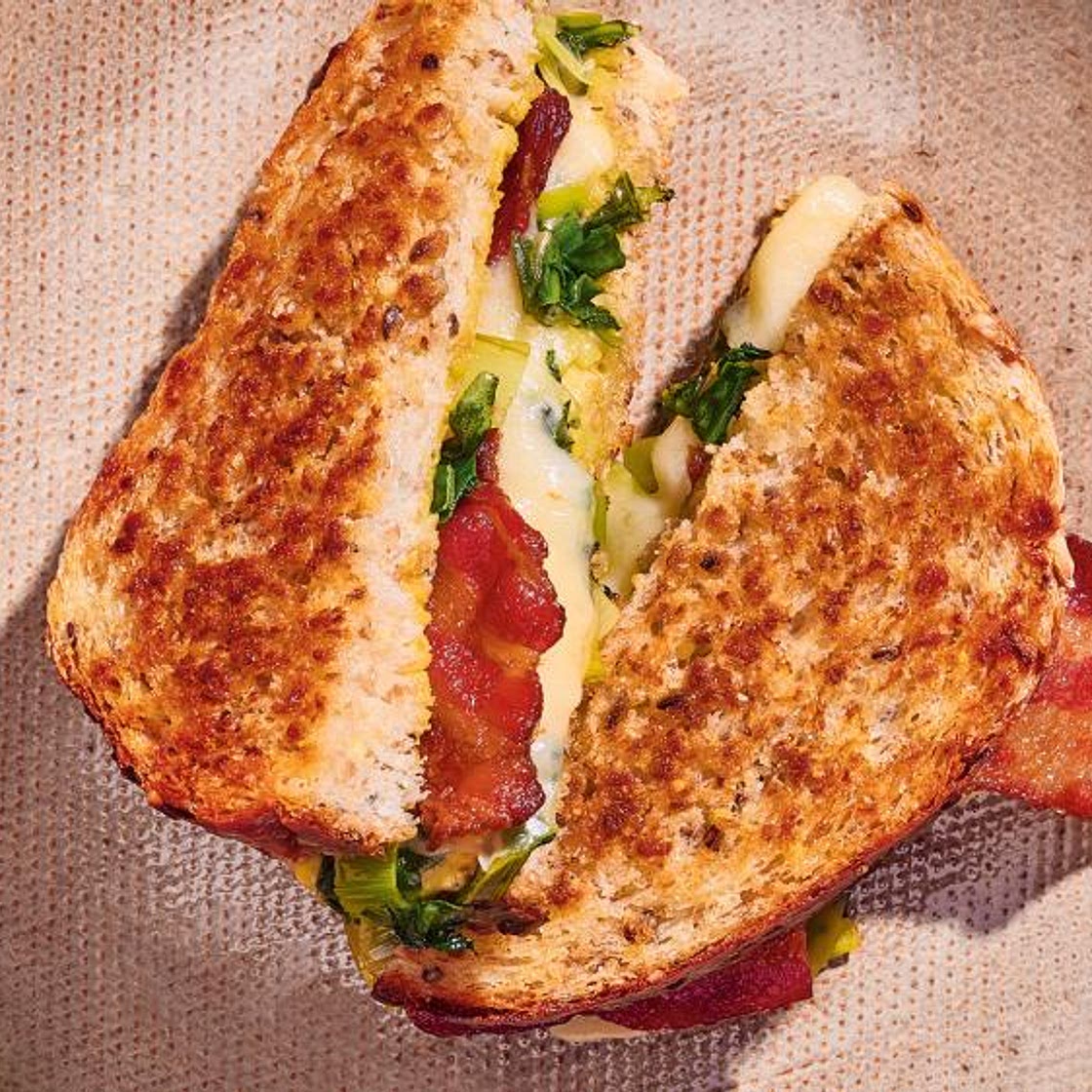 Grilled cheese à la tombée de poireau et au bacon