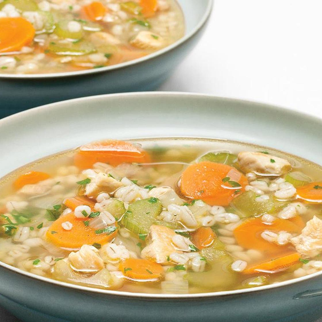 Soupe réconfortante à l'orge et au poulet