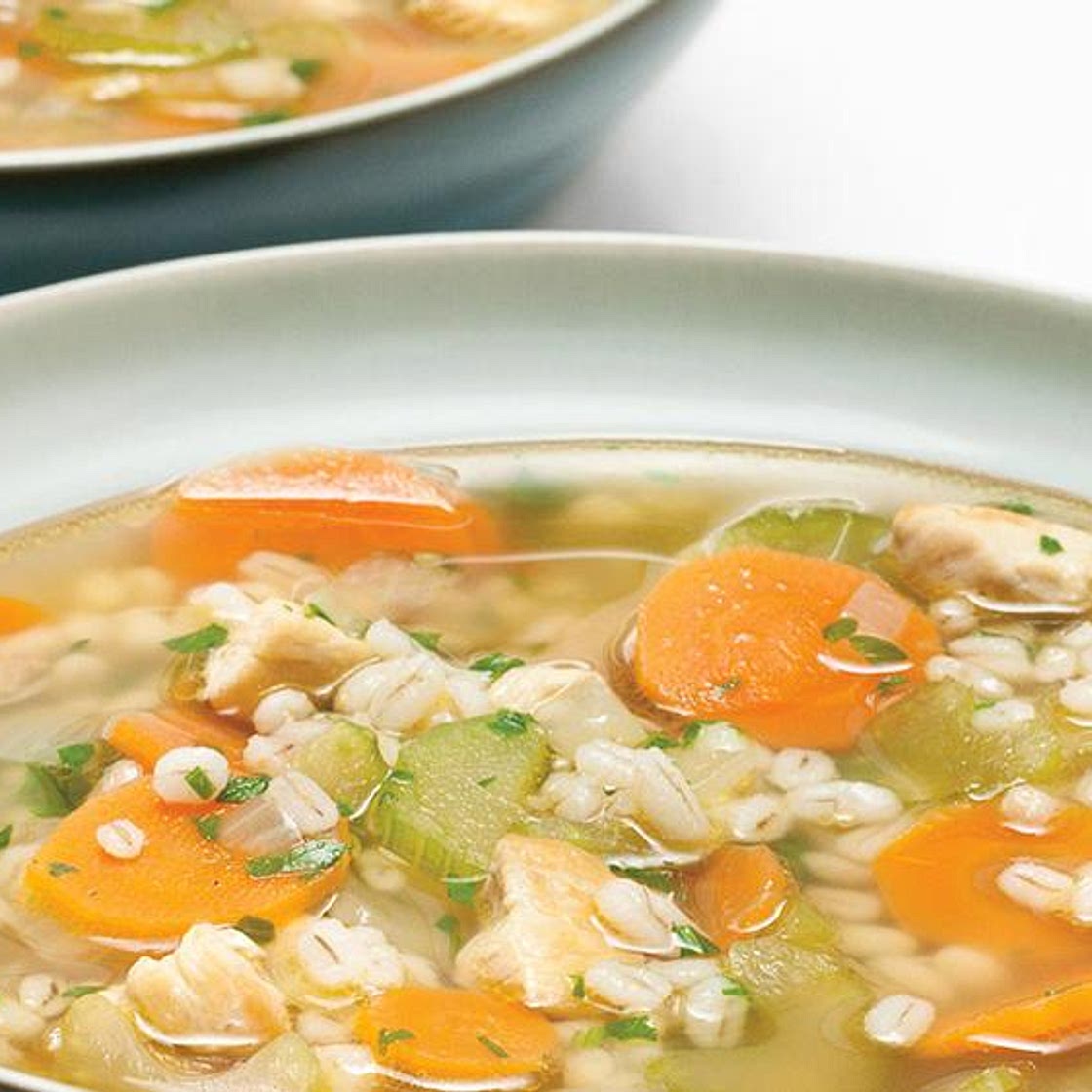 Soupe réconfortante à l'orge et au poulet