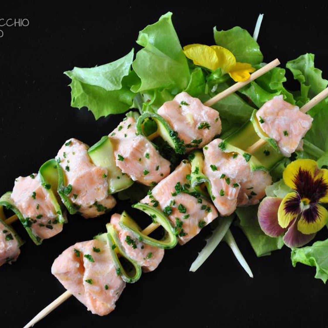 Spiedini di salmone e zucchine a vapore